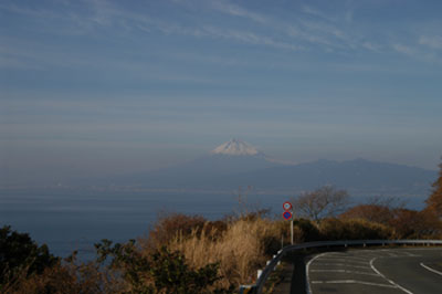 県道１７から、海と富士山の絶景