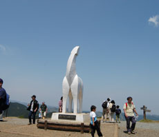 陣馬山頂の白馬の像